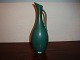 Grøn vase med lille hank af Gunnar Nylund. Højde 26 cm og svensk design. 5000 m2 udstilling.