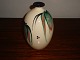 Vase i flot glasur med Beige/grøn og sorte  farver af Hermann kähler.H: 21 cm.5000 m2 udstilling.