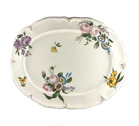 Fad af fajance, signeret.Fremstillet af fabrikken Marieberg, Sverige, ca. år 1770.47x37cm.