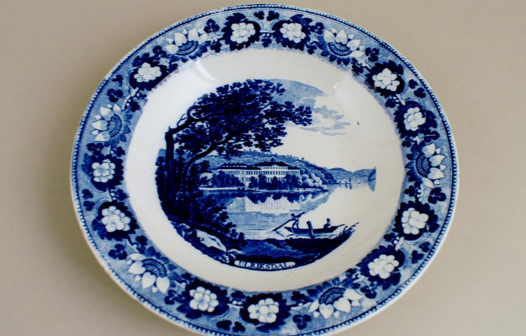 Gustavsberg, 1830´erne fajance suppetallerken med motiv fra det kongelige svenske lystslot, Ulriksdal.