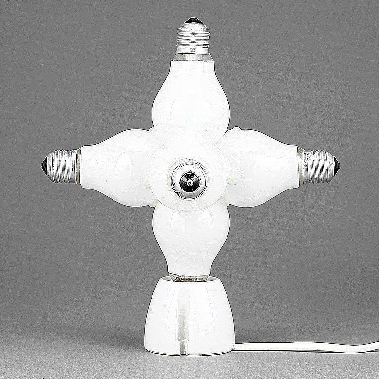 Dan Wolgers, Sverige (Født 1955)Moderne bordlampe, glødelamper monteret på sokkel.