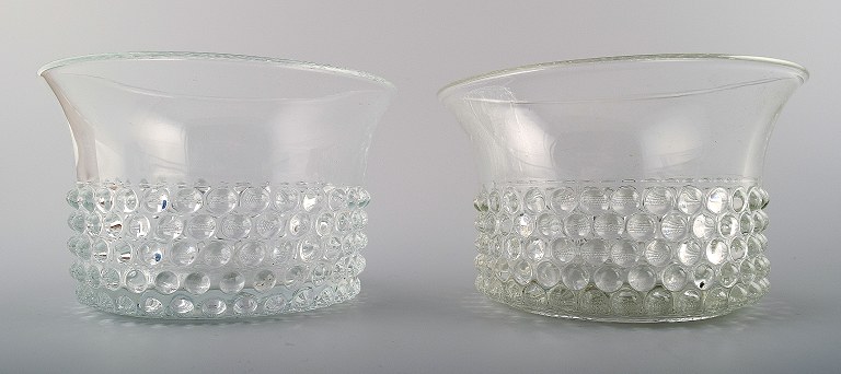 Saara Hopea for Nuutajärvi, et par kunstglasskåle.