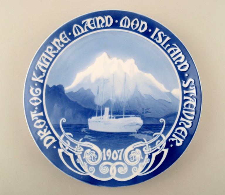Sjælden B&G, Bing & Grøndahl erindrings/jubilæumsplatte.Drot og kaarne mænd mod Island stævner. 1907.
