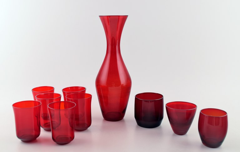 Lot of red art glass, 9 drinking glasses, vodka, liqueur glasses and a decanter.Monica Bratt for Reijmyre.