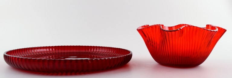 Plate and bowl in red art glass, Arthur Percy.Company: Reijmyre / Gullaskruf.In perfect condition.Measures: 19 x 10 cm. and 28 cm.