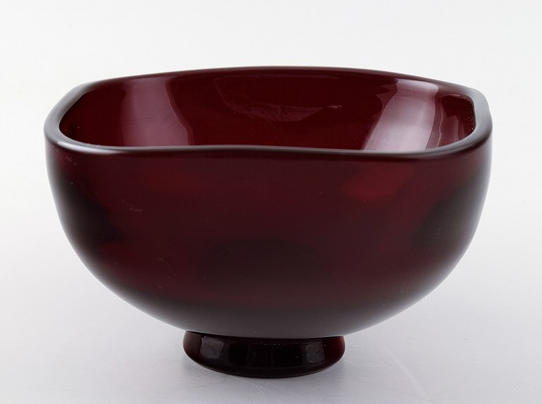 Swedish art glass bowl in red.