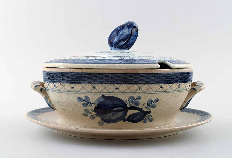 Small Tranquebar sauce boat from Royal Copenhagen / Aluminia.Decoration number 11/1016.