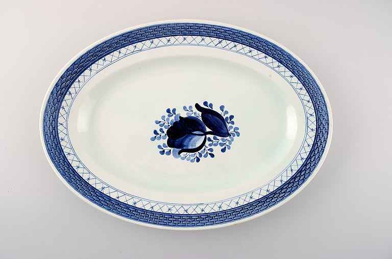 Oval Tranquebar dish by Royal Copenhagen / Aluminia.Decoration number 11/928.