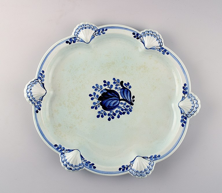 Aluminia Tranquebar, large mussel dish.Decoration number 11/1048.