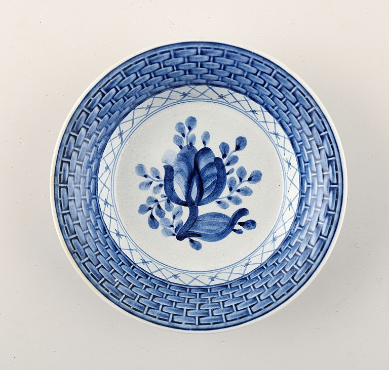 Aluminia Tranquebar, bowl.Decoration number 11/1114.