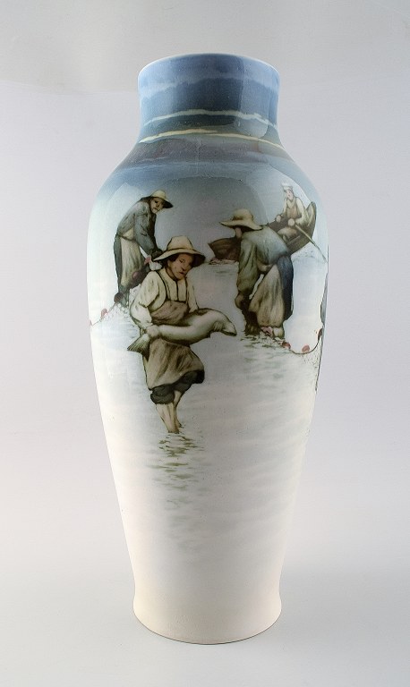 Large art deco Unique Rörstrand Nils Emil Lundström (1865-1960) porcelain vase. Decorated with fishermen.