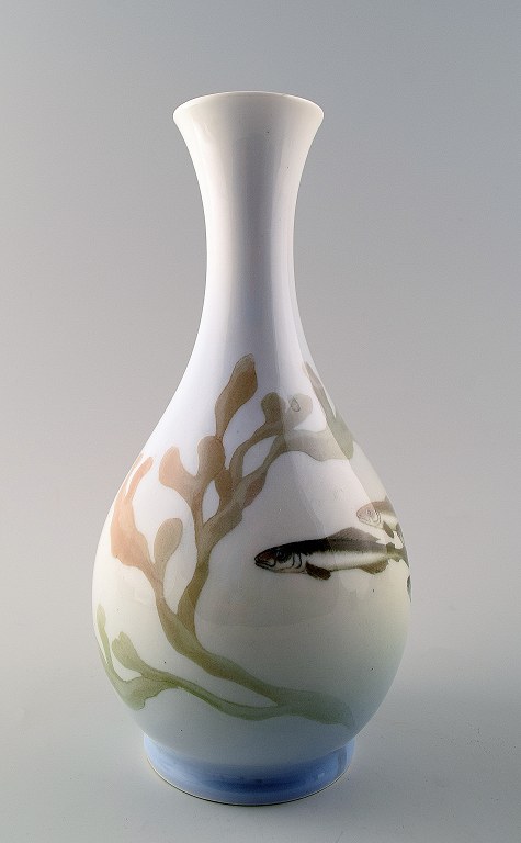 Royal Copenhagen art nouveau vase dekoreret med fisk. 