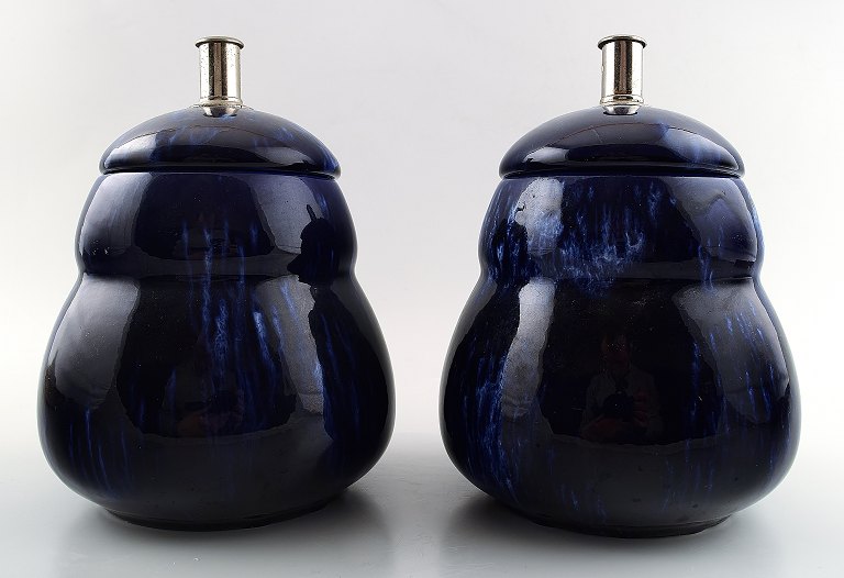 A pair of Rörstrand lidded vases in dark blue faience. 1930 / 40s.