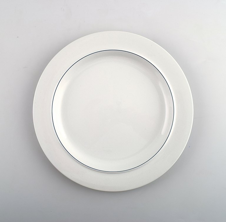 Blue Line faience porcelain dinnerware by Aluminia and Royal Copenhagen. 7 Dinner plates no. 3069.