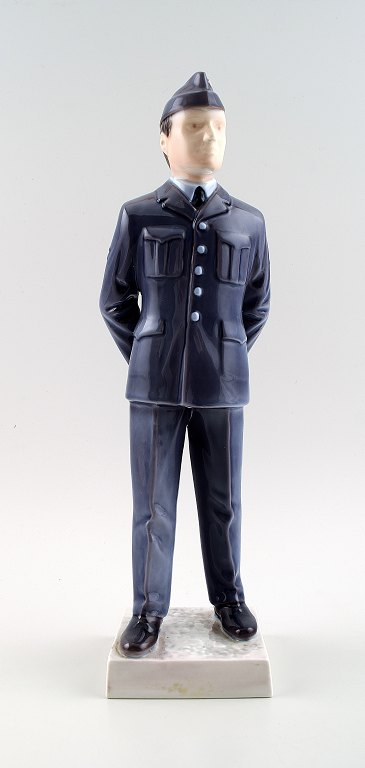Bing & Grøndahl, B&G 2445, Pilot. Måler 29 cm.