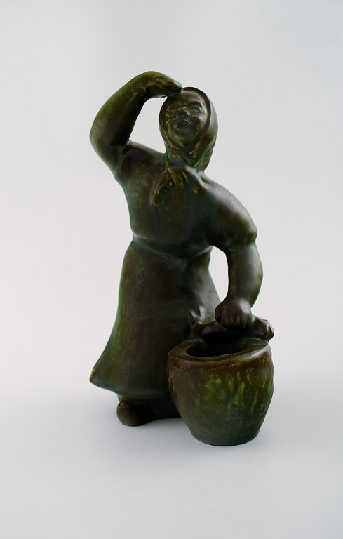 Michael Andersen keramik fra Bornholm.Stor figur af fiskerkvinde.