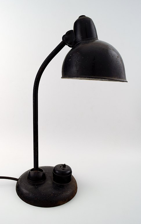 Christian Dell:  f. Offenbach am Main 1893, d. Wiesbaden 1974.Industriel Bauhaus bordlampe af sortlakeret metal med justérbar skærm. Mærket Original Kaiser iDell.