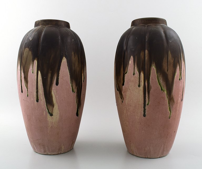 Gilbert Metenier, fransk keramiker. Et par Art Deco keramikvaser i flammende glasur.