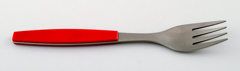 6 middagsgafler, Henning Koppel. Strata bestik af rustfrit stål og rød plast. Fremstillet hos Georg Jensen.