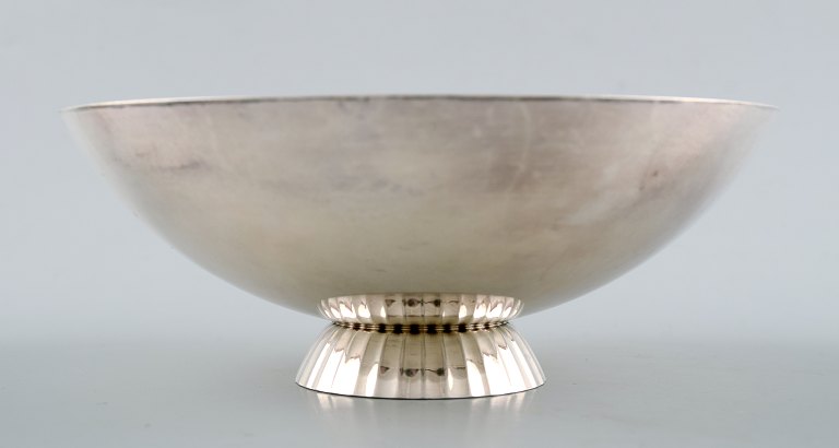 Georg Jensen. Sigvard Bernadotte (1907-2002). Moderne skål af sterlingsølv, dessin nr. 823.