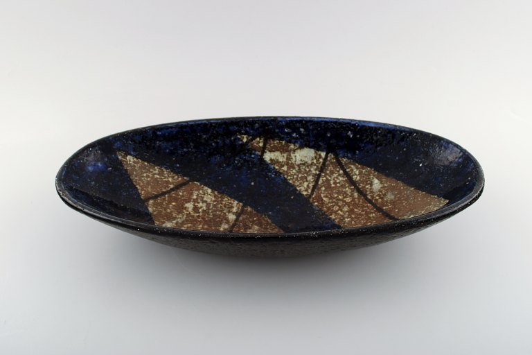 Ingrid Atterberg for Upsala Ekeby stort fad i keramik. 