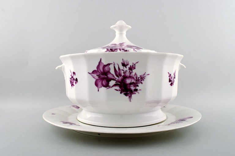 Royal Copenhagen stor Purpur suppeterrin med underfad. 