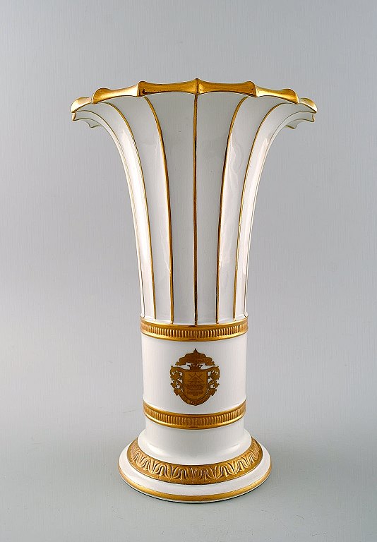 Royal Copenhagen vase med gulddekoration. Trompetformet. 