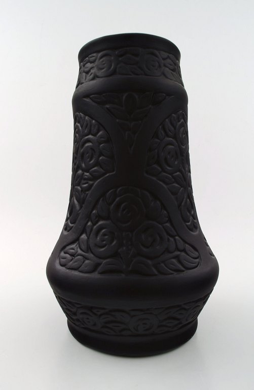 Hjorth/Ipsens skønvirke keramikvase i Bindesbøll stil.Ca.  1890´erne.