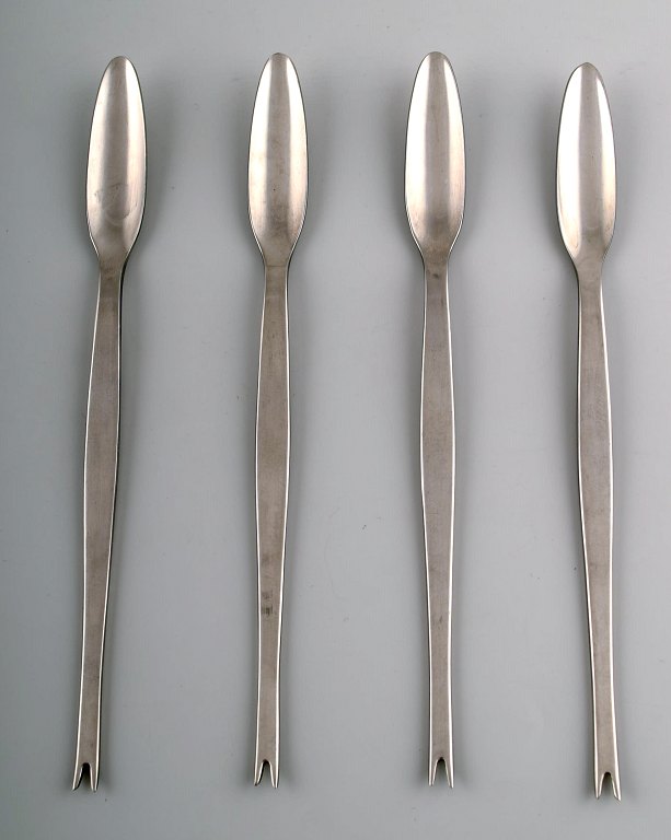 4 Gense, Sverige, hummer/skaldyrsbestik i moderne design. Rustfrit stål.
