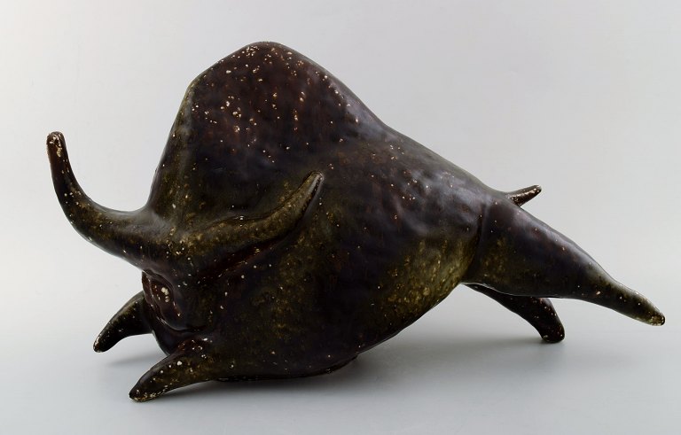 Meget stor Rörstrand/Rørstrand stentøjsfigur i Picasso stil, tyr på stand af træ.