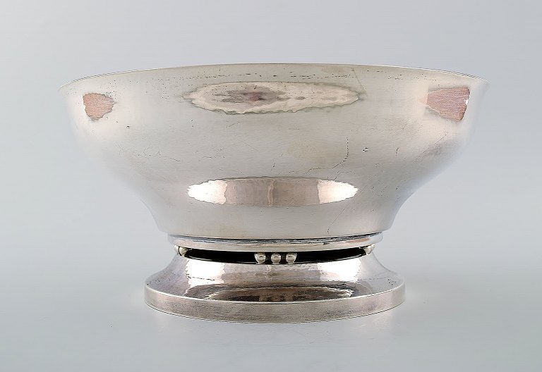 Georg Jensen - Stor KugleopsatsSkål af sterlingsølv med gennembrudt fodrand smedet med kugler, udført hos Georg Jensen ca. 1915-1927, dessin 414 c.