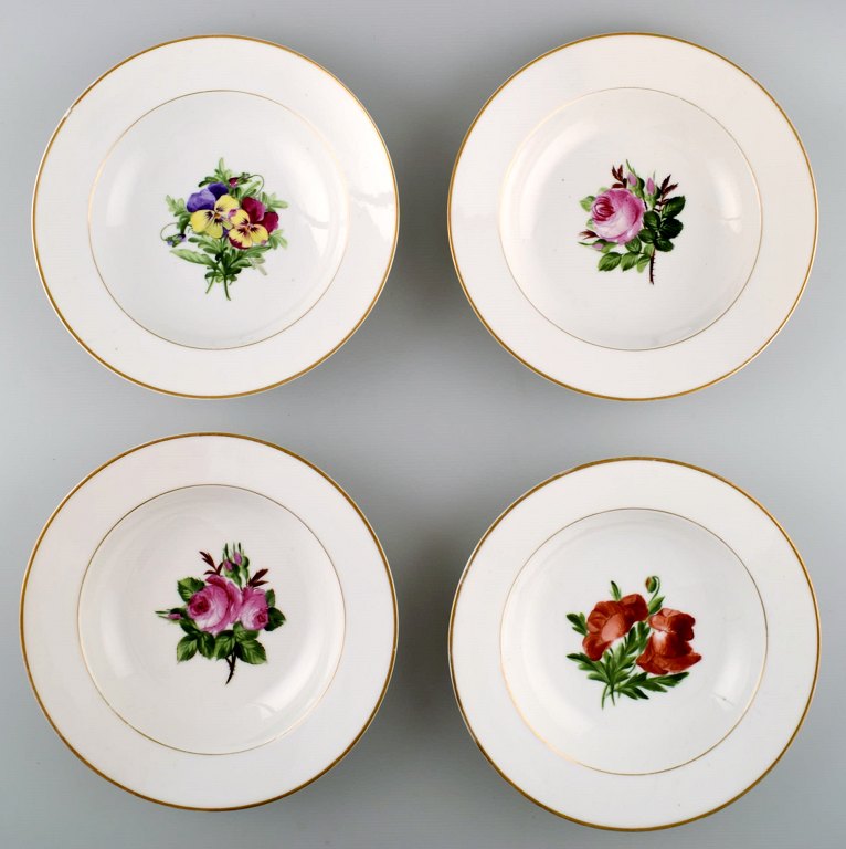 4 antikke Royal Copenhagen dybe tallerkener i flora danica stil.