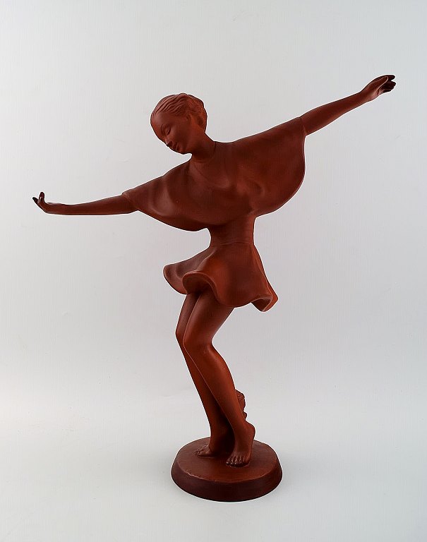 Keramos, Wien, dansende kvinde, figur i rødler. Art deco.