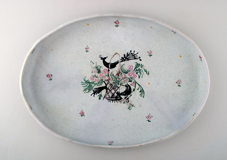 Bjørn Wiinblad : Sjældent og tidligt unika stort ovalt fad dekoreret med blomsterkurv og påfugle, Bjørn Wiinblad ca. 1945-50.