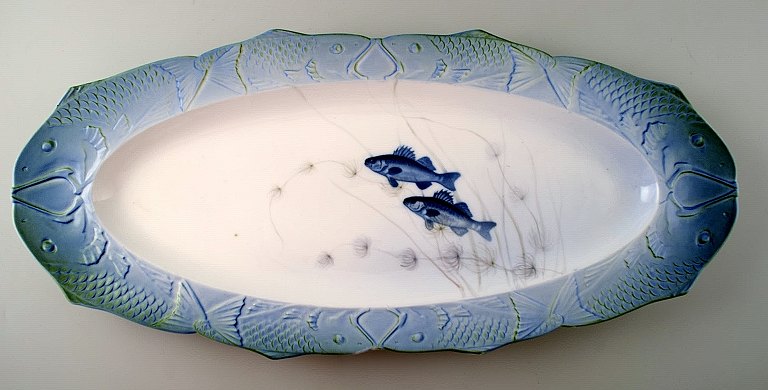 Arnold Krog for Royal Copenhagen : "Fiskestel" af porcelæn, meget stort ovalt fiskefad dekoreret i farver med fisk.
