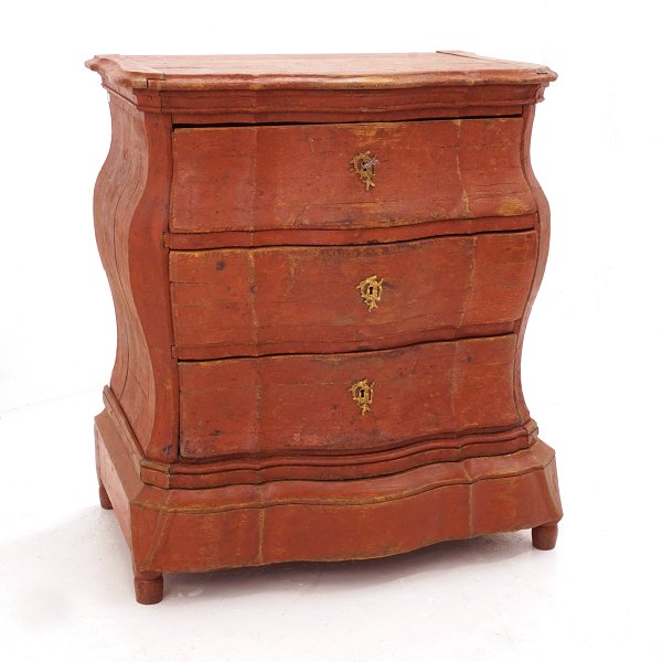 Originaldekoreret bombéformet rokoko kommode. Danmark ca. år 1760. H: 96cm. Plade: 55x84cm