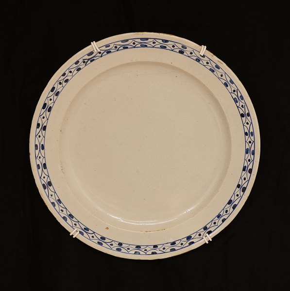 Blådekoreret fad i fajance. Fajancefabrikken Antvorskov 1812-15. Signeret. D: 32cm