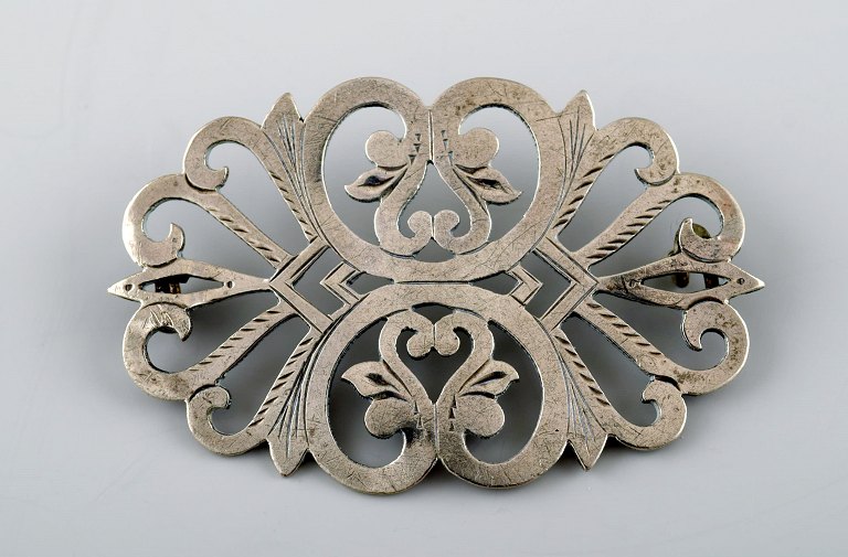 Danish Art Nouveau brooch in silver. Early 1900s.