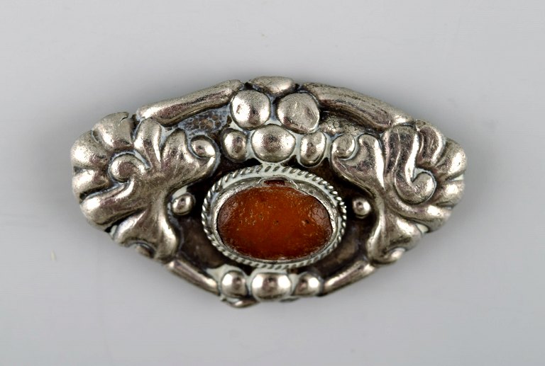 Danish Art Nouveau brooch in silver. Early 1900s.
