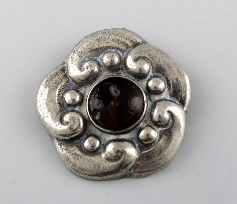 Danish Art Nouveau brooch in silver. Early 1900s.