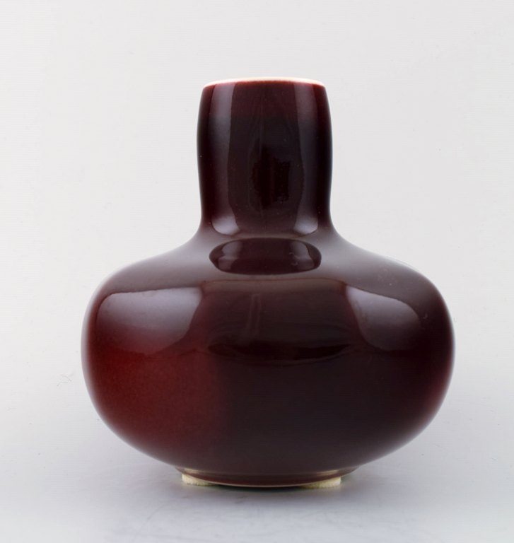 Sjælden Lisbeth Munch Petersen, vase af porcelæn, Bing & Grøndahl.  Buttet korpus, smal hals.