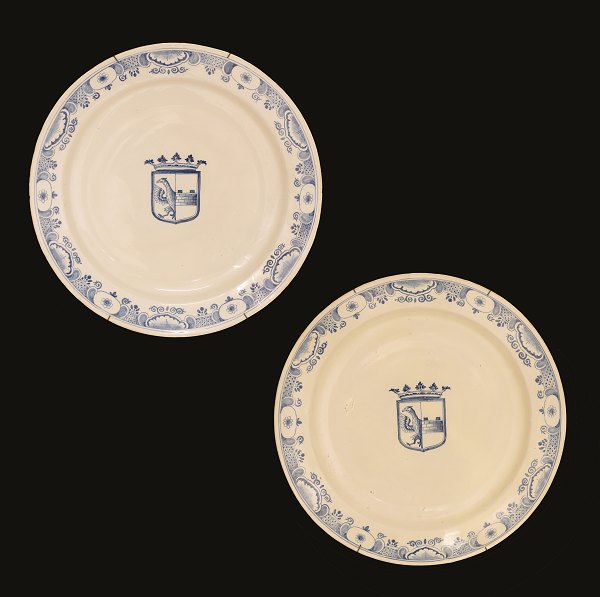 Et par store prydfade af fajance med adelsfamilien von Berchs våben. Signeret Stockholm ca. år 1750. D: 39,5cm