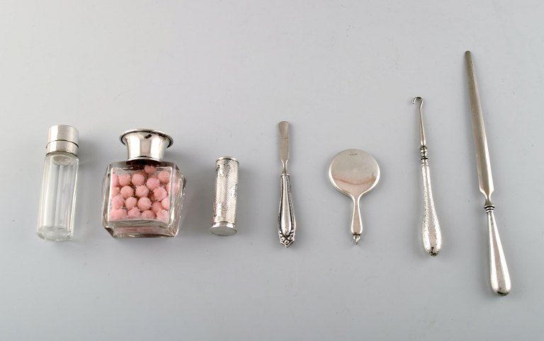 Samling britisk sølv, dele til necessaire, tidligt 1900 tallet.