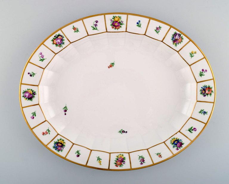 Royal Copenhagen Henriette oval serving dish. Hand-painted porcelain, Henriette No. 444/8541.
