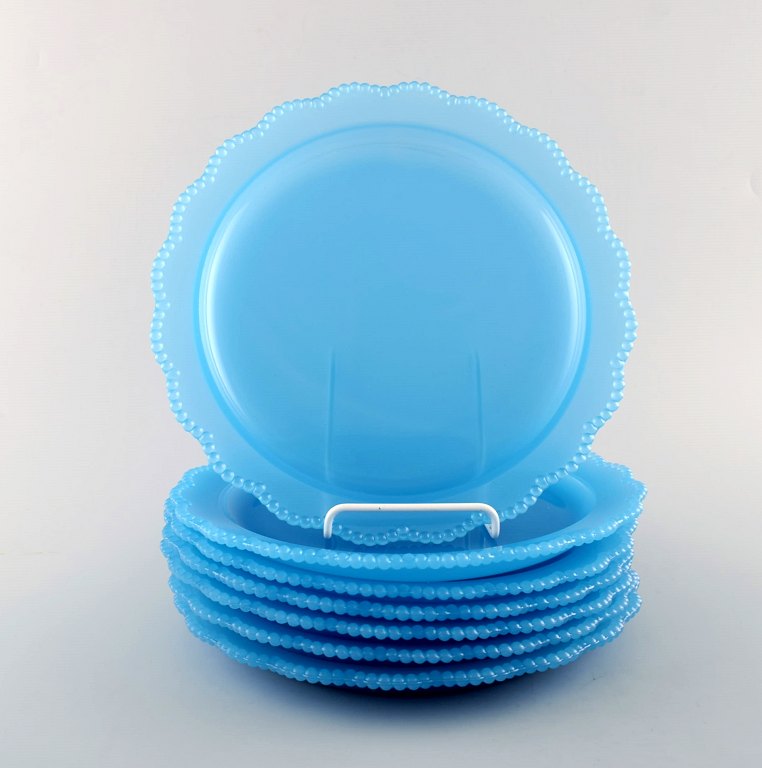 Syv svensk design tallerkener i turkist kunstglas.