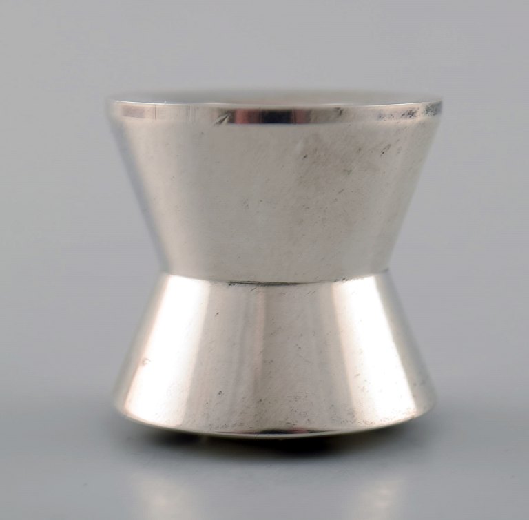 Jens H. Quistgaard stil. Dansk design, 1960´erne.Dobbeltsidet lysestage i forsølvet metal.