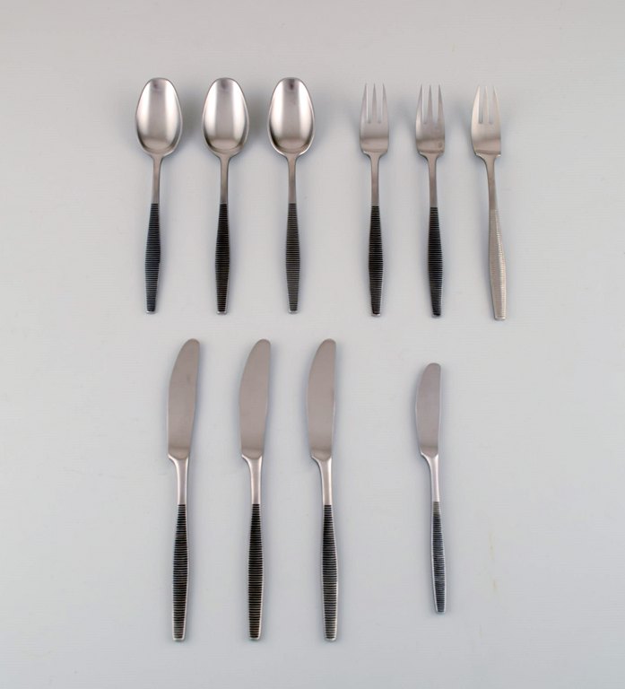 Jens H. Quistgaard "Variation VI" bestik af håndsmedet rustfrit stål. 3 Middagsgafler (L. 20,5 cm), 3 middagsknive (L. 22 cm), 3 spiseskeer, 1 frokostkniv.