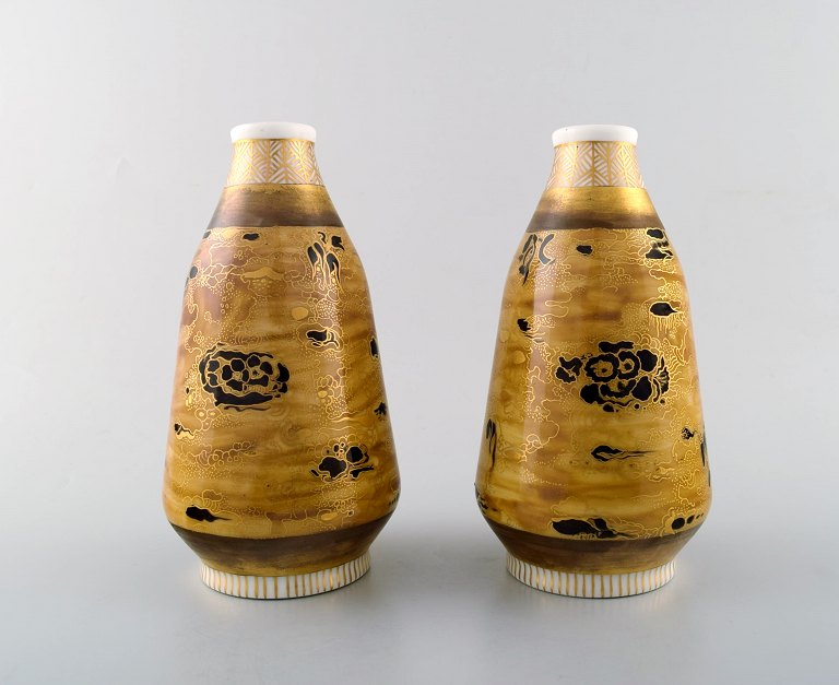 Theodor Larsen for Royal Copenhagen. A pair of porcelain vases decorated in gold and black. Japanism.