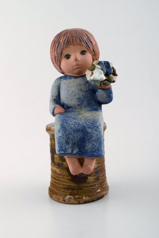 Lisa Larson for Gustavsberg. Sjælden stentøjsfigur. Pige med blomster. 