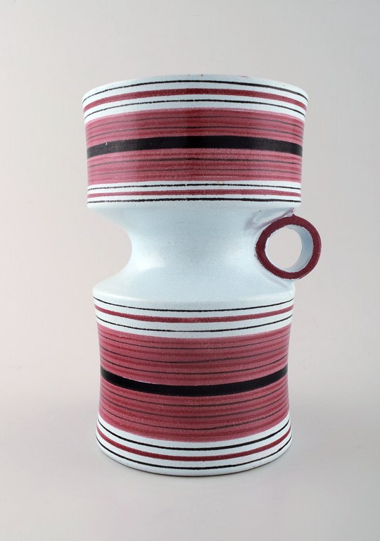 Stig Lindberg "studiohand", Gustavsberg. Kande med hank i fajance. ca 1950.